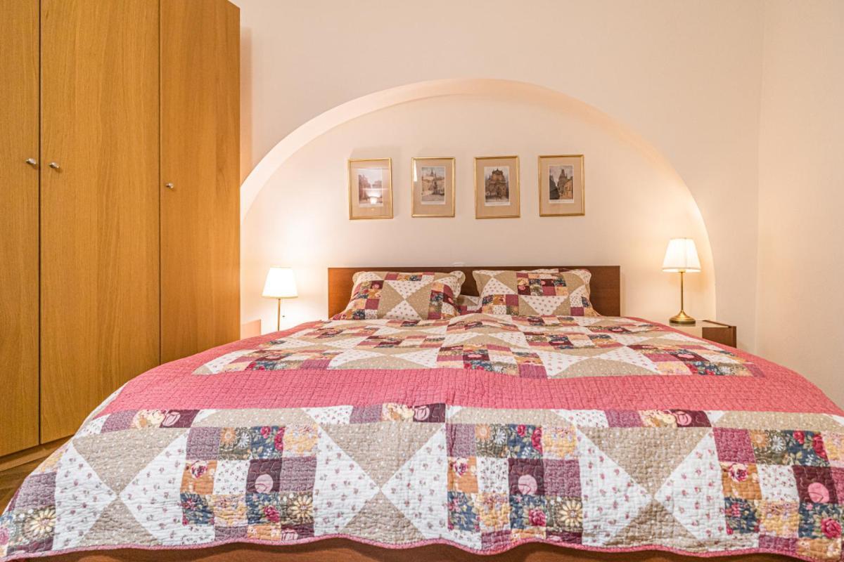 Apartment Stylish Studio At Lesser Town, Charles Bridge 3min By Walk Prag
